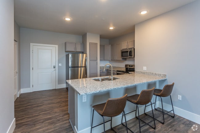 2BR, 2BA - 951 SF
