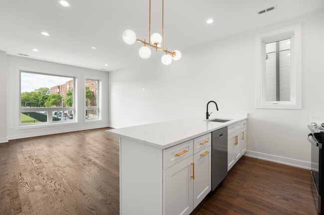 Photo - 420 E 50th Pl Unit 1