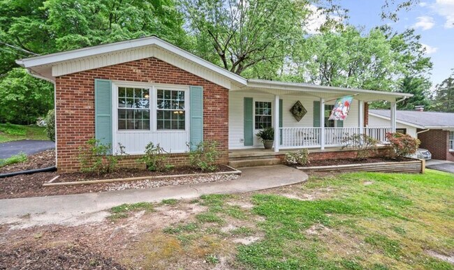 Fully Furnished 4 bedroom 1.5 bath house close to everything! - 507 Greenway Dr