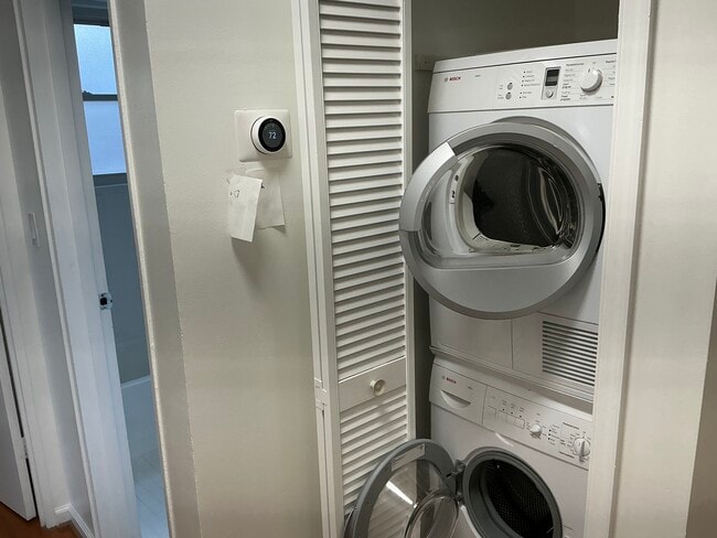 Building Photo - 526 Kenyon St NW Unit 104