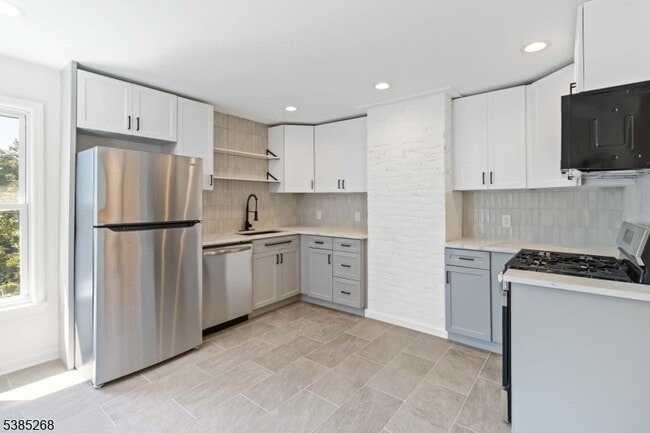 Building Photo - 113 Maple Ave Unit 2 Rental