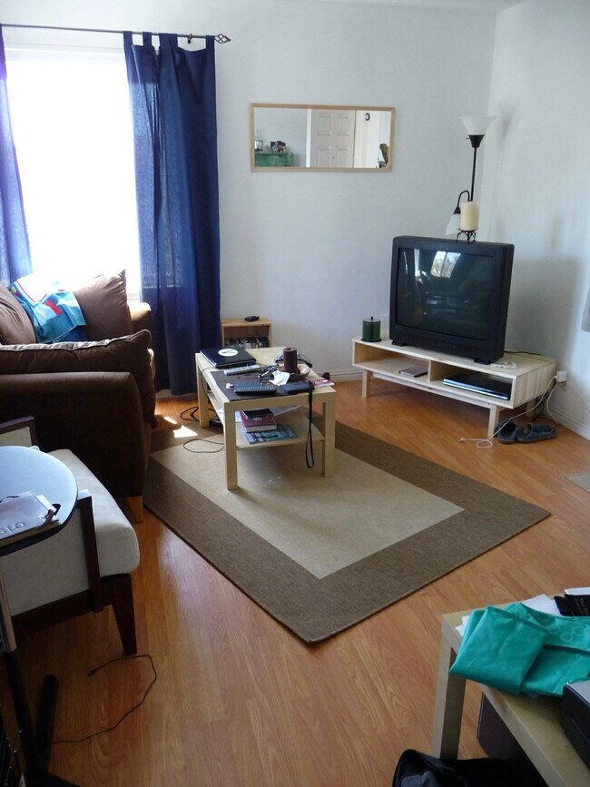 Sala de estar - 2301 Oak St