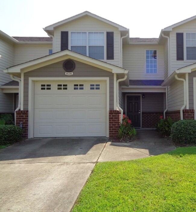 Located South of I-10 in Crestview - Located South of I-10 in Crestview Townhome