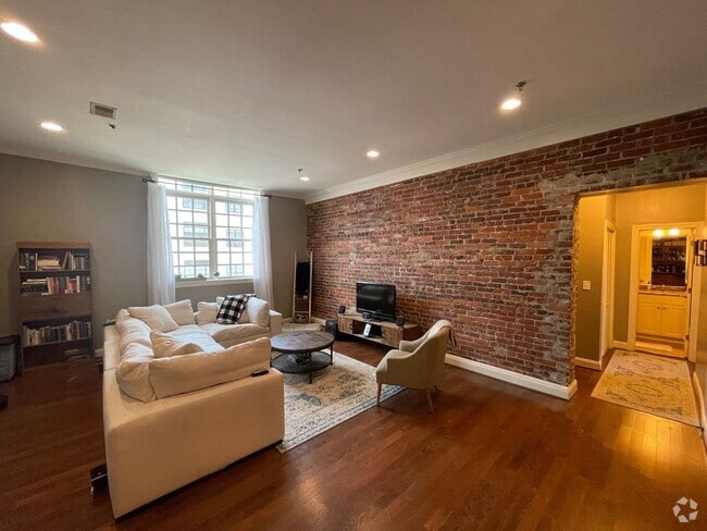 Building Photo - Hot Spot off Devine Street! Rental