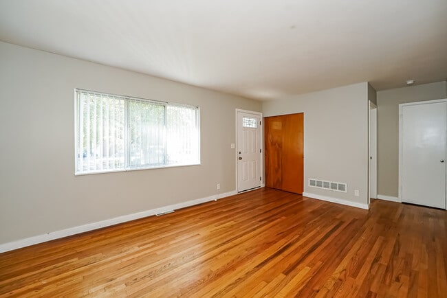 Photo - 1083 Hancock Ave