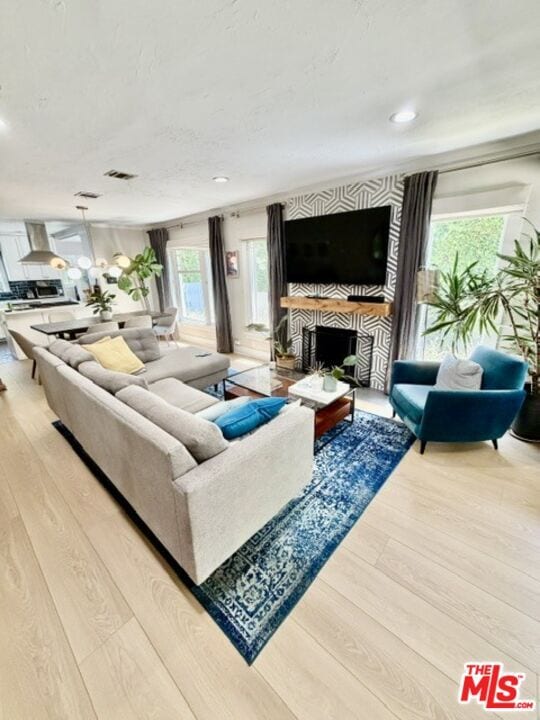 1202 N Poinsettia Pl
