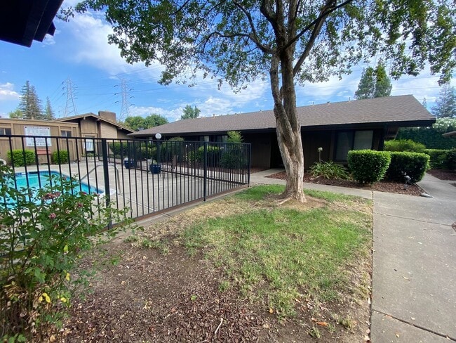 Building Photo - 9746001/45 Unit 9746001002 Rental