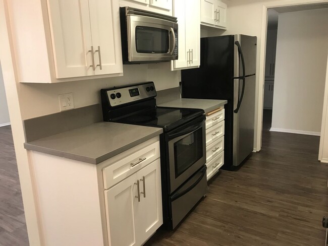 Photo - 814-816 S Bundy Dr