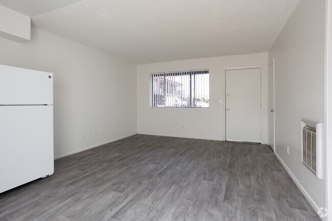 1BR, 1BA - 400SF - Laurence Court Apartments