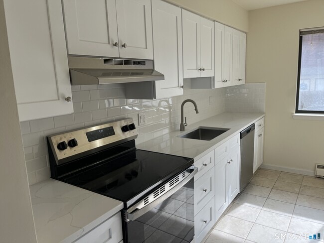 Building Photo - 6 Bouton St E