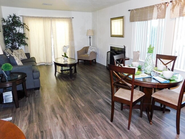 Sala de estar y comedor de concepto abierto - River Oaks Apartments & Townhomes