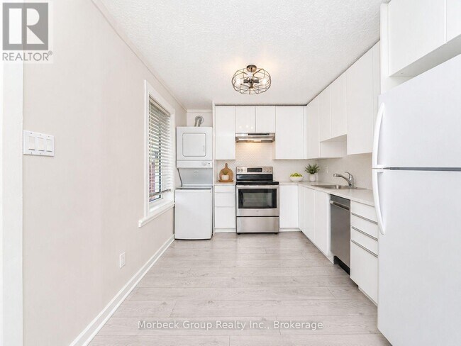 Photo - 151 Lottridge St
