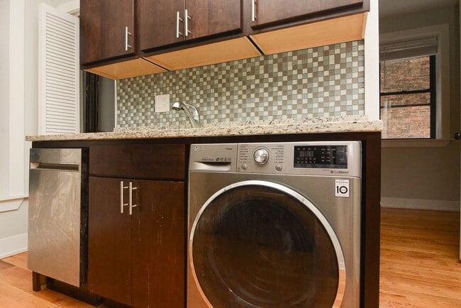 Building Photo - 622 W Oakdale Ave Unit A09C Rental
