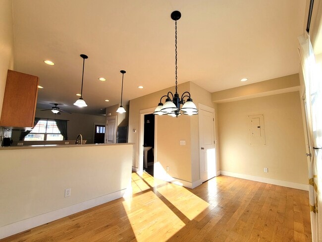 Photo - 4242 Monroe St