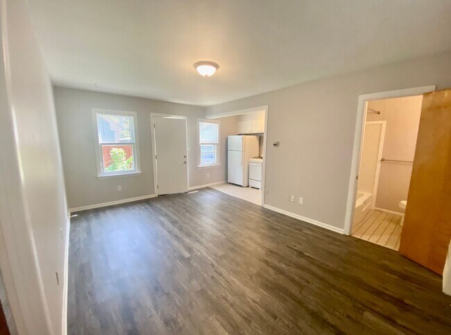 Photo - 1 Bed, 1 Bath downstairs Unit in Heritage Hill – Private Entry & Prime Location Unit Lyon 6