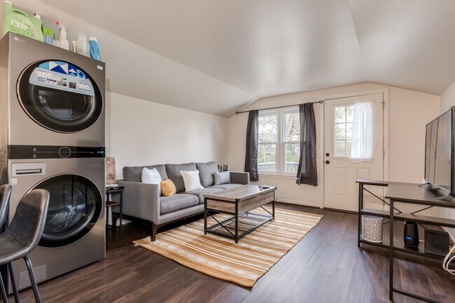 Photo - Pre-Leasing for the 26-27 School Year! - W... Unit 1015 1