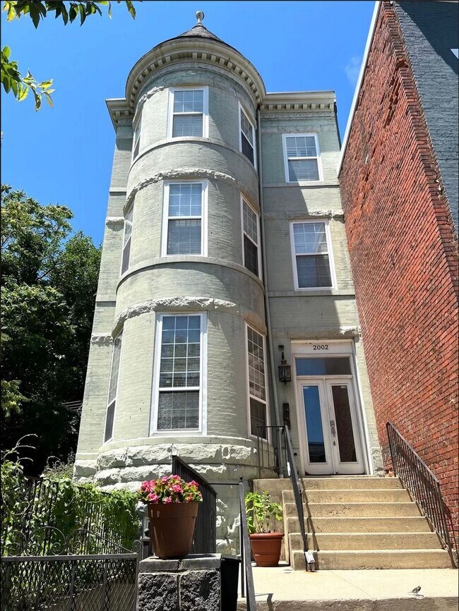 Photo - Spacious 2BR/2.5BTH English Basement in NE...