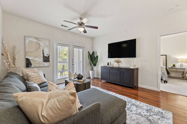 1BD, 1BA - 775SF - Living Room