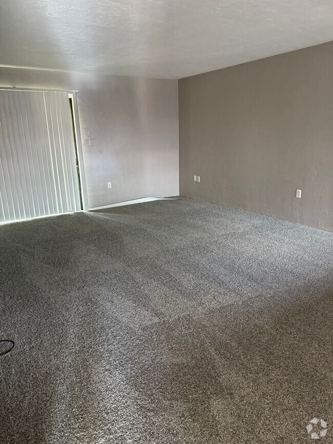 Building Photo - Location, location, location! 876 SF Unit-... Rental