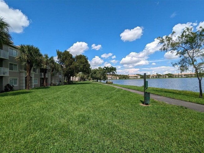 Building Photo - 5001 Wiles Rd Unit 105