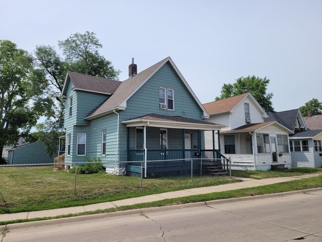 Building Photo - SW 3 bedroom 1 bath duplex with 1 stall ga... Unit Upper