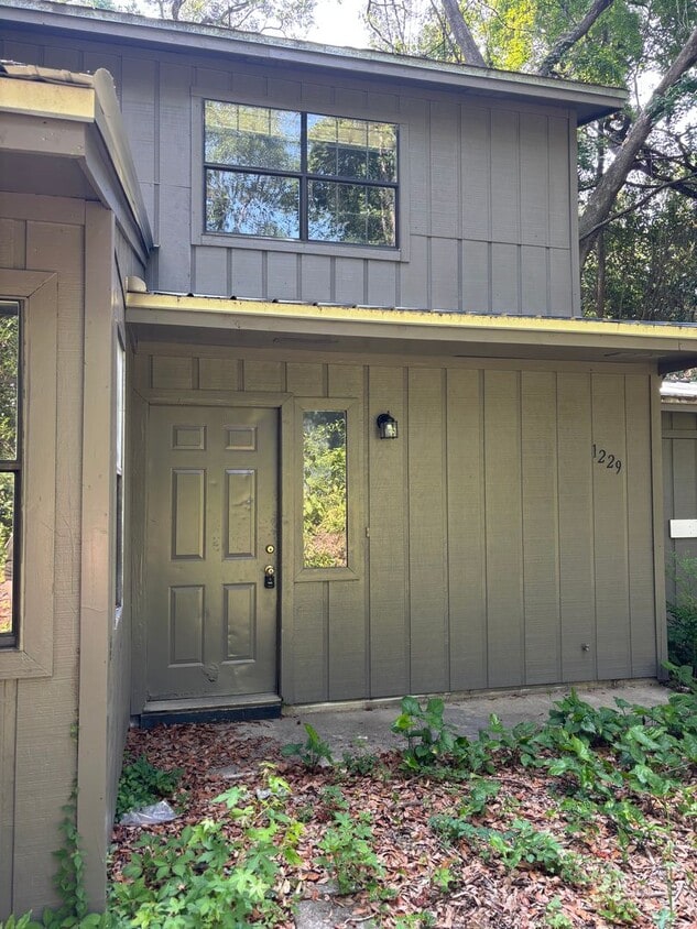 3 bed 2 bath spacious townhome in ideal area - 3 bed 2 bath spacious townhome in ideal area