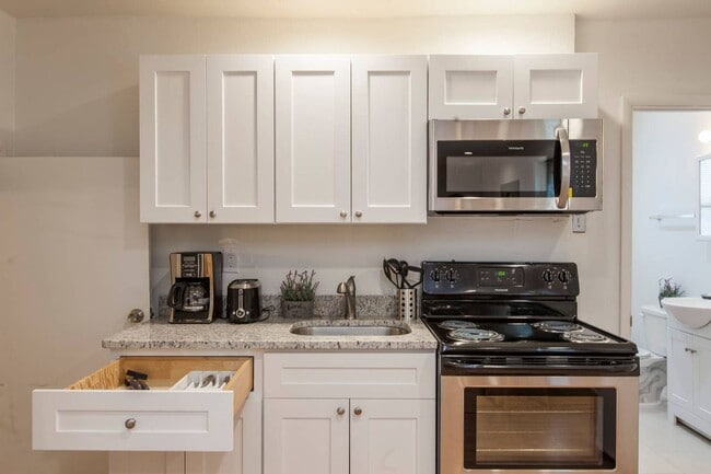 Photo - Beautiful and spacious 2 bedroom Apartment with Deck in Society Hill, right on South Street Unit 3R