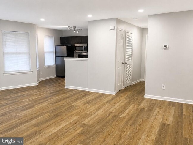 Building Photo - 635 Constellation Square SE