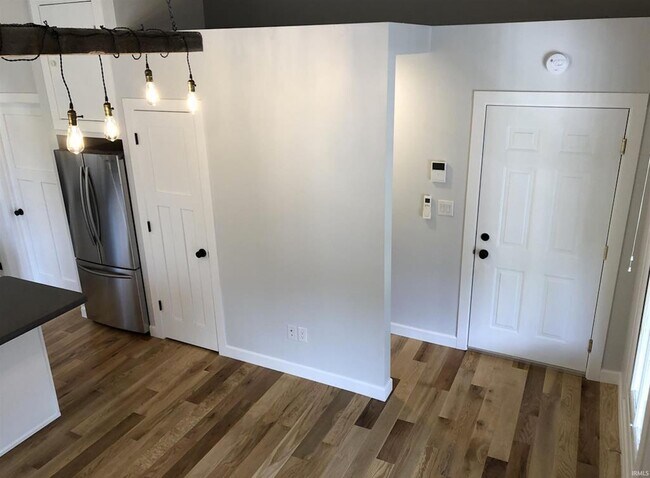 Photo - 726 W 6th St Unit 1