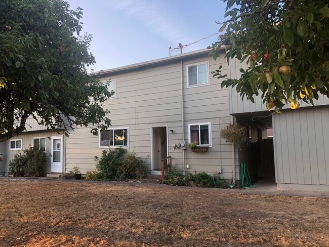 Building Photo - Large upstairs 2 bedroom apartment!