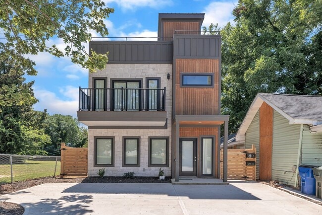 Building Photo - Modern New Construction Townhome with Roof...