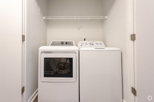 1BR, 1BA - 799 SF - The Villages of Castleberry I&II