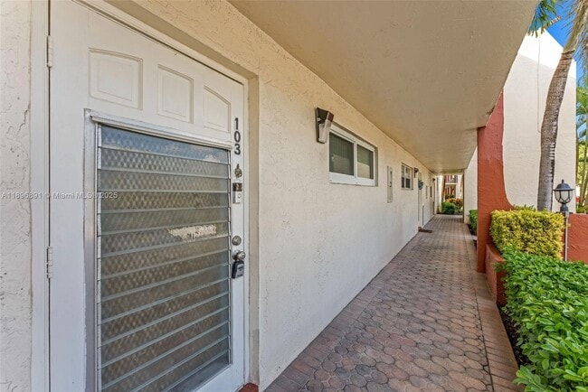 Photo - 9811 N Hollybrook Lake Dr Unit 103
