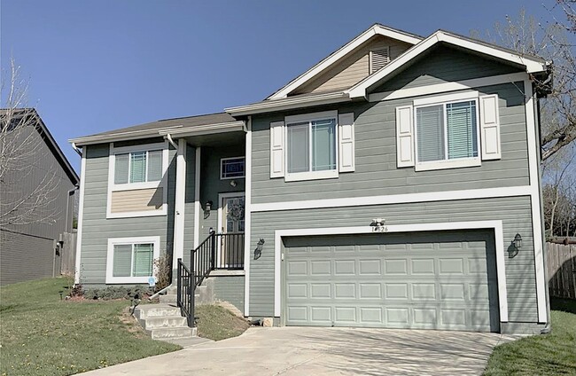 Building Photo - SW Home with great floorplan and private b...