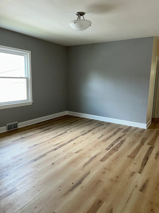 Room in Duplex on Richardson Ave
