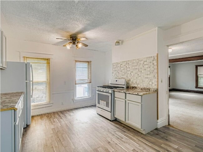 Photo - 597 Geranium Ave E