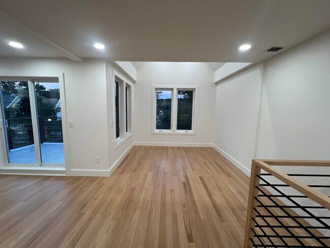 Photo - 210 Waldo Pl