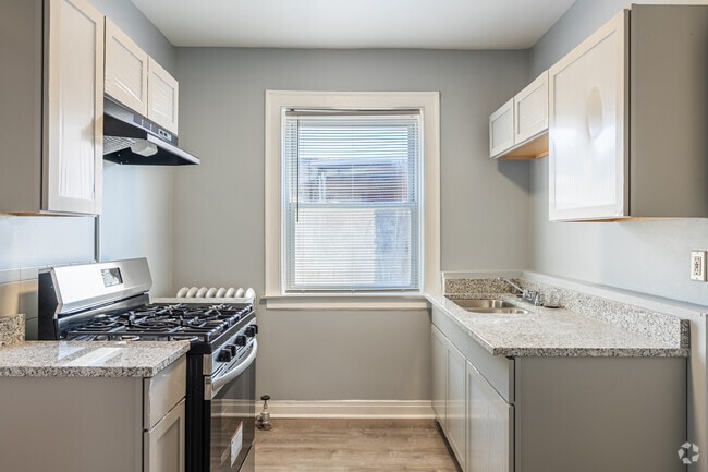 2 habitaciones, 1 baño - 850 pies cuadrados - Cocina - 8200 S. Evans Ave.