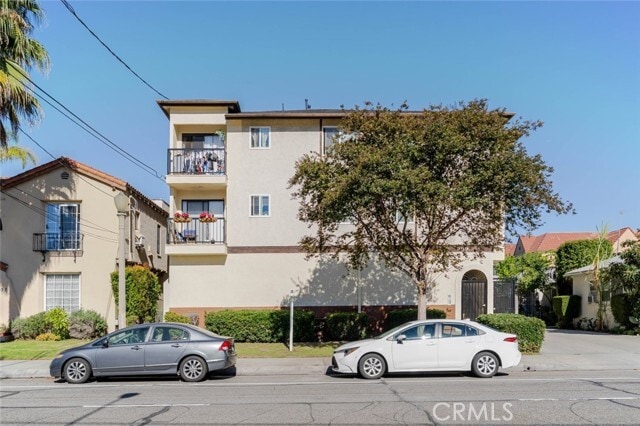 Building Photo - 909 E Chevy Chase Dr Unit 9