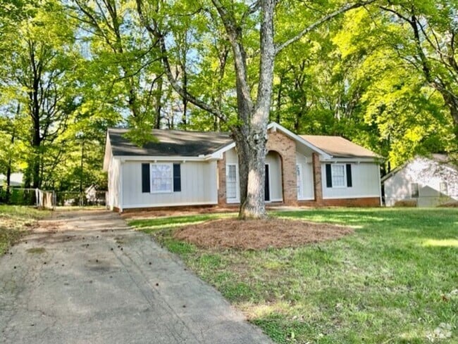 Building Photo - Must see this spacious 3 bedroom 1.5 bath ... Rental