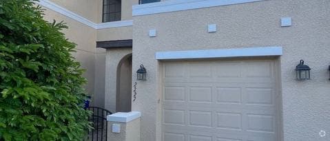 Building Photo - 2227 Seven Oaks Dr Rental