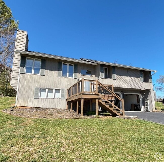 Building Photo - COMING SOON! Large 4 bedroom /  2 bathroom... Rental