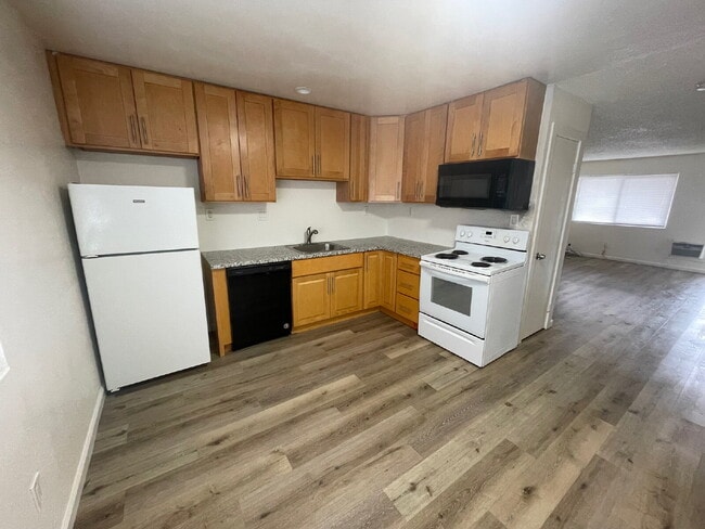 Building Photo - 2-Bed Condo Retreat with Elegant Granite Touches in Antioch Unit 2