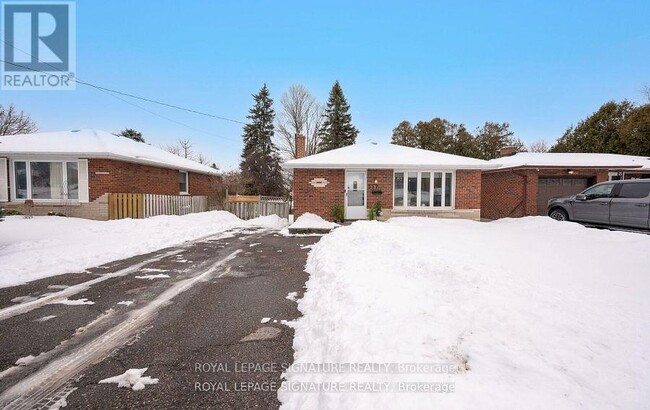Photo - 357 Rossland Rd E