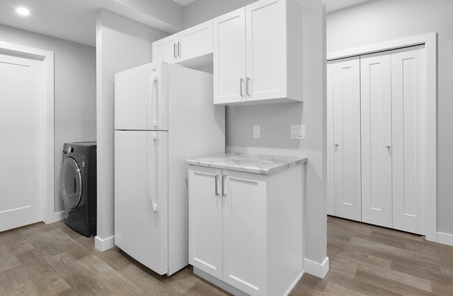 Photo - 1358 Erker Cres NW