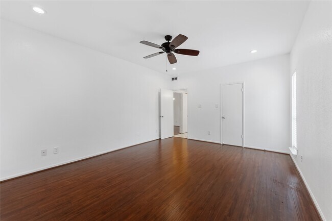 Photo - 2100 Tanglewilde St Unit 330