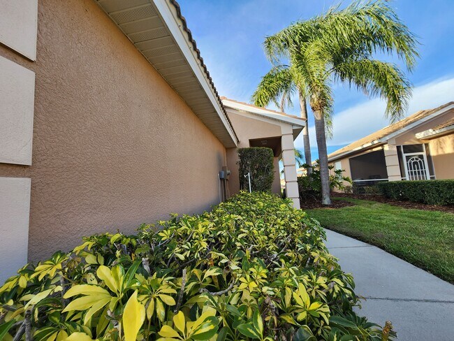 Front Bushes - 8323 Eagle Isles Pl