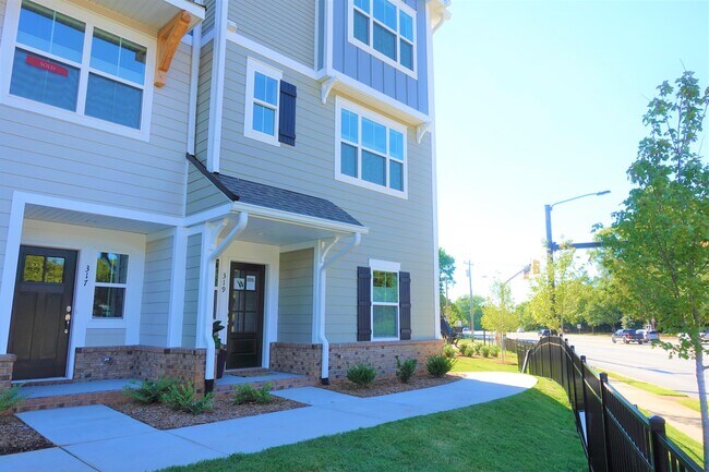 Photo - 319 Pete Hollis Blvd