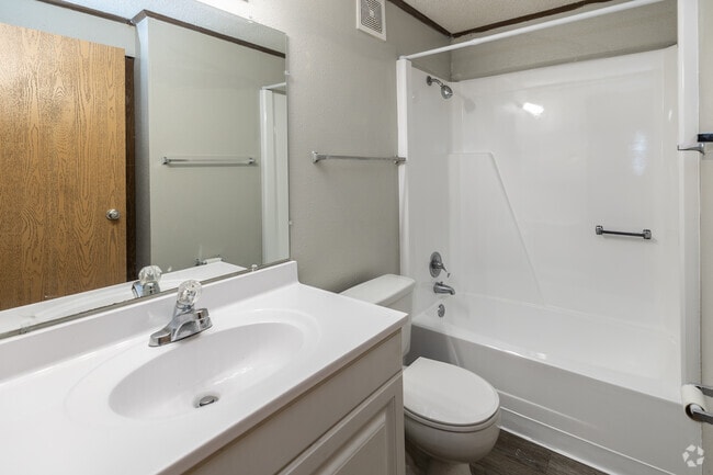 1BR, 1BA-576SF-Bathroom