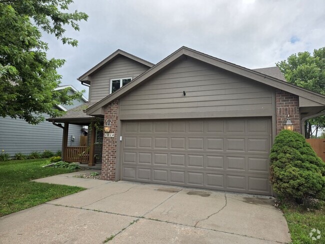 Building Photo - Beautiful 3-bedroom house available now